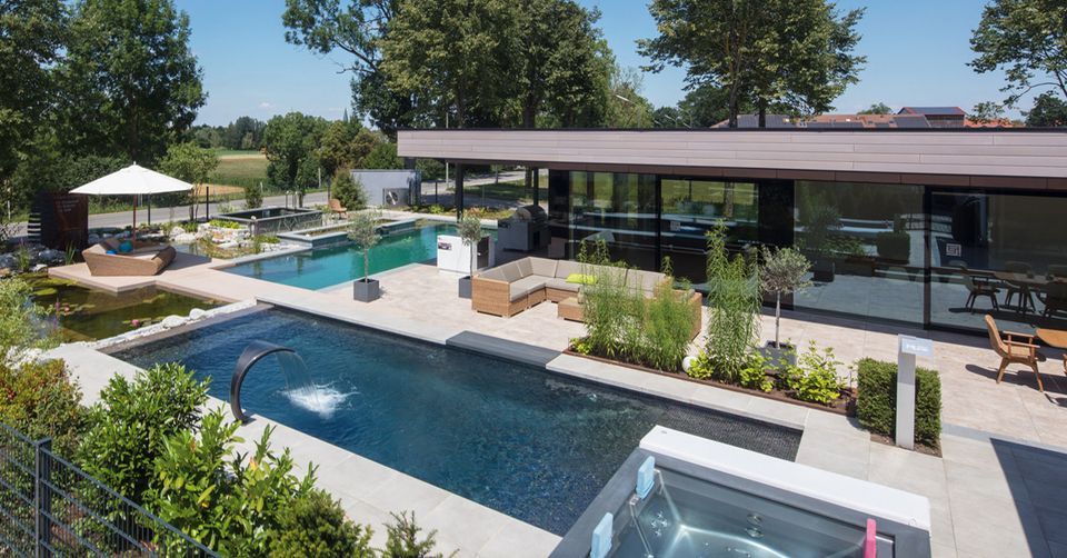 Gartenideen von TeichMeister: Nachhaltigkeit bei Pool, Haus und Garten | HOFQUARTIERTAGE 2023