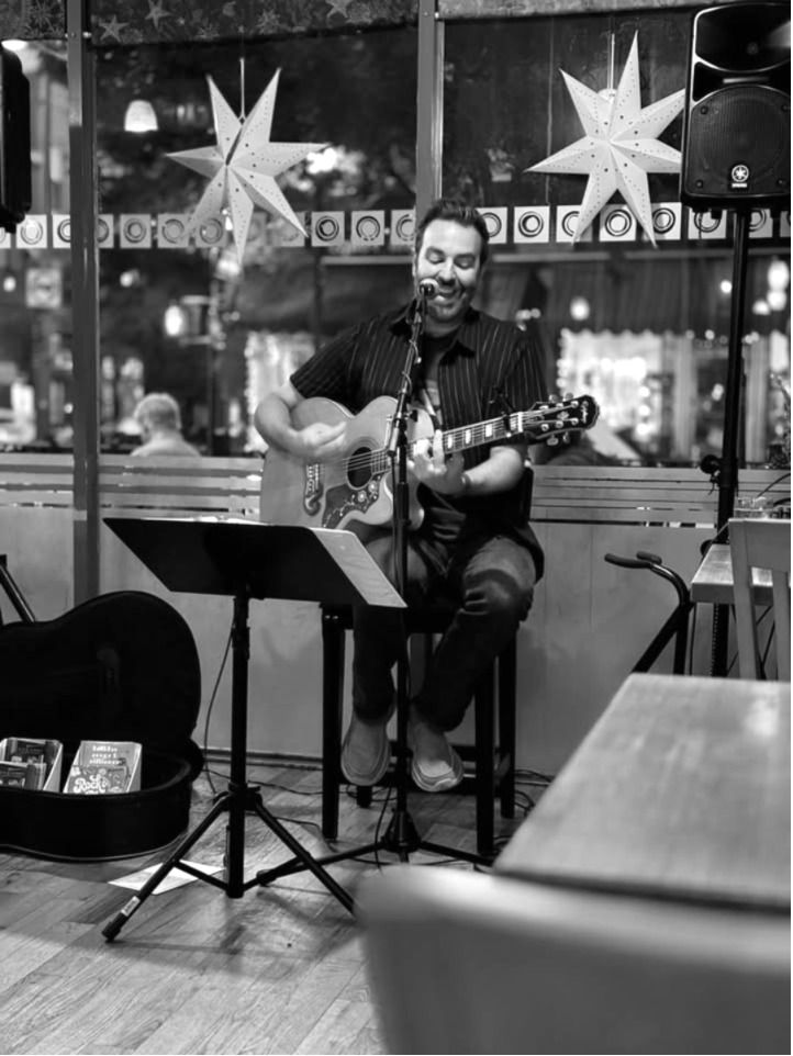 Live Music at the Cocktail Bar with Jon Lewis