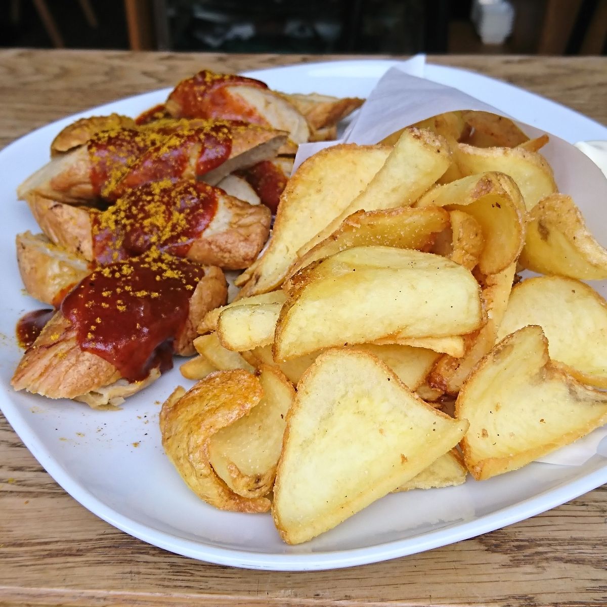 Currywurst mit Fritten & Haake Beck vom Fass f\u00fcr 10,- EURO