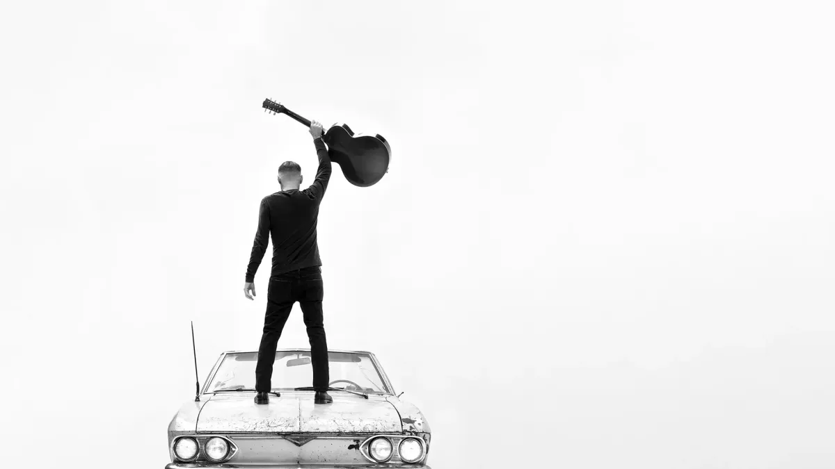 Bryan Adams in \u0623\u0628\u0648 \u0638\u0628\u064a