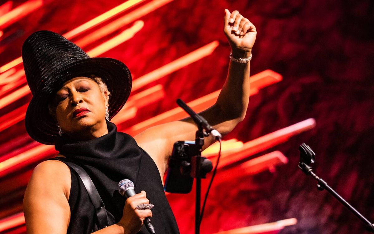 Lisa Fischer with Grand Baton