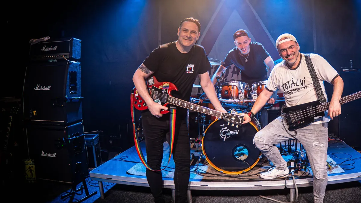 Tot\u00e1ln\u00ed nasazen\u00ed, Ne\u017efale\u0161, The Fialky in Bratislava