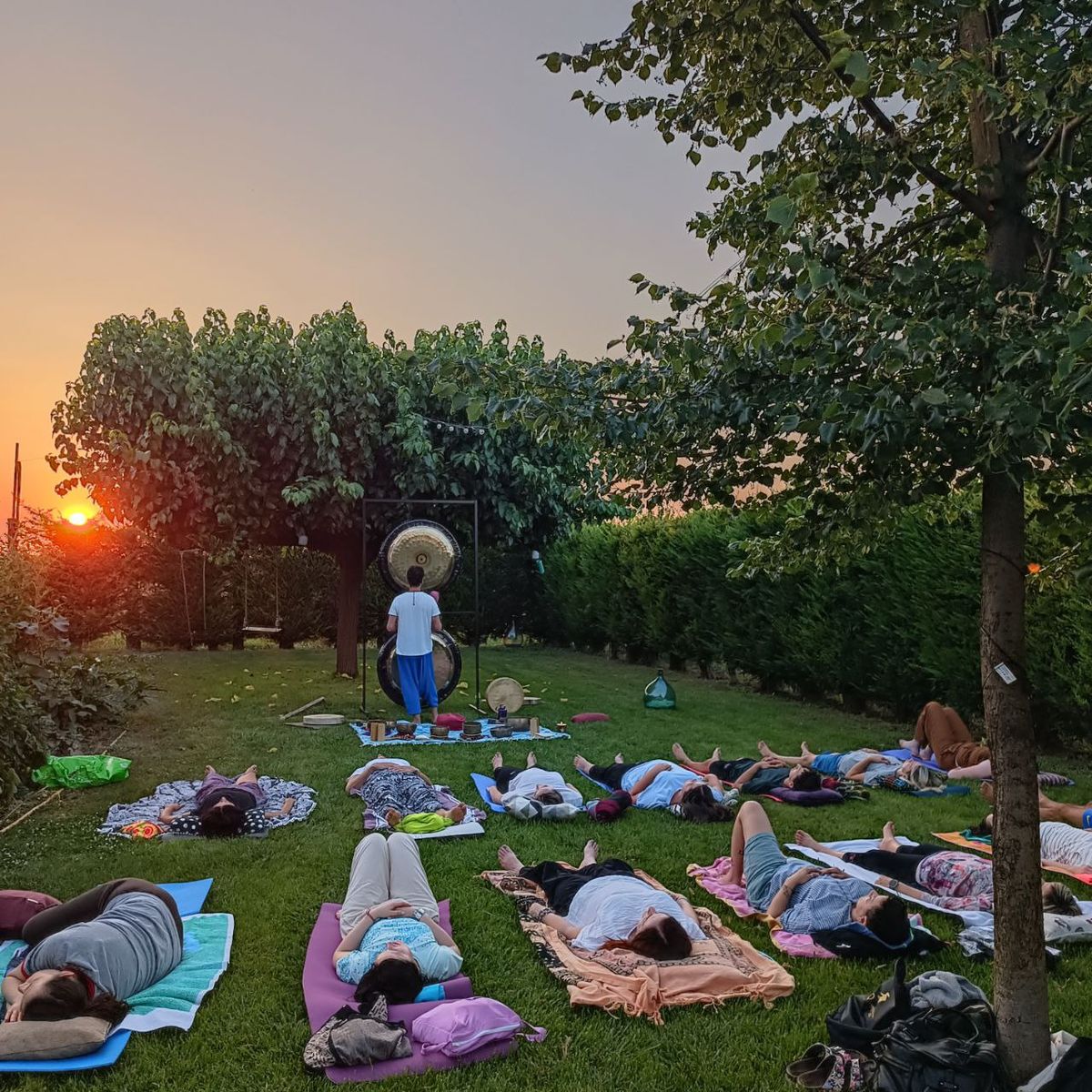 Bagno di Gong in una cascina nel verde delle colline