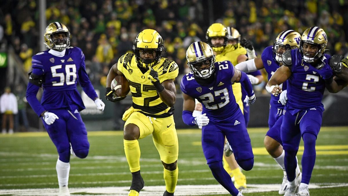 Washington Huskies at Oregon Ducks Football at Autzen Stadium