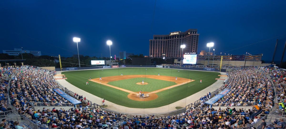 Biloxi Shuckers at Tennessee Smokies at Smokies Stadium