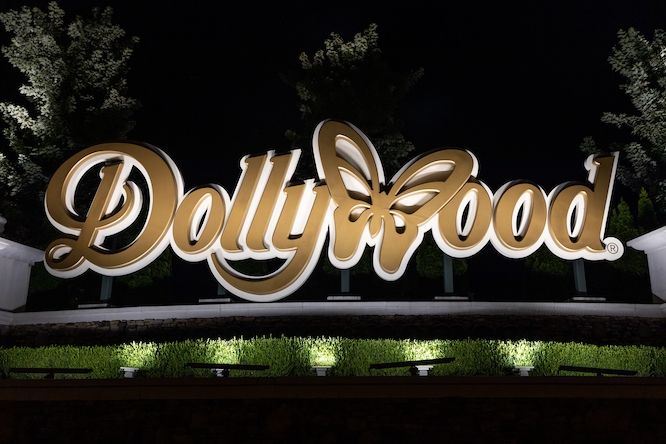 \ud83c\udfa2 A Day at Dollywood Weekend Getaway in Gatlinburg \ud83c\udf1f Just $199 Per Couple