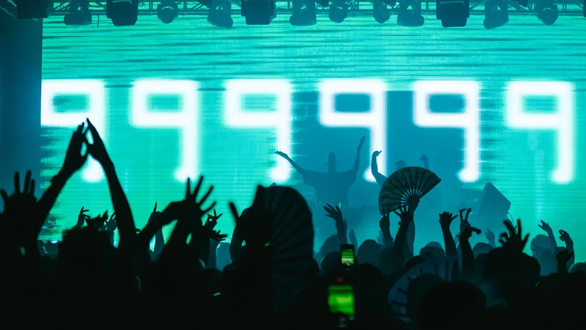 999999999, Luke Hovey, Laura King in Melbourne