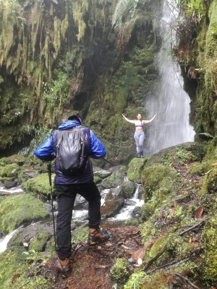 Caminata Sendero 7 CASCADAS La Calera