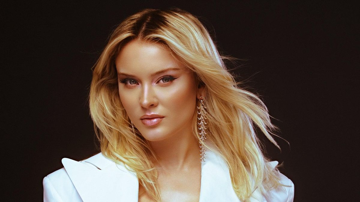 Tate McRae, Zara Larsson in Philadelphia
