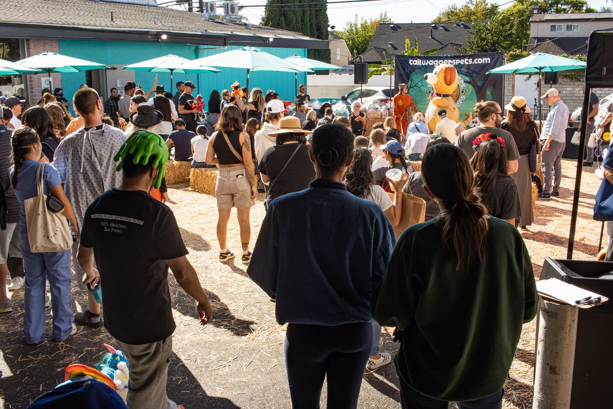 Tailwaggers Halloween Costume Contest and Pupper Treating