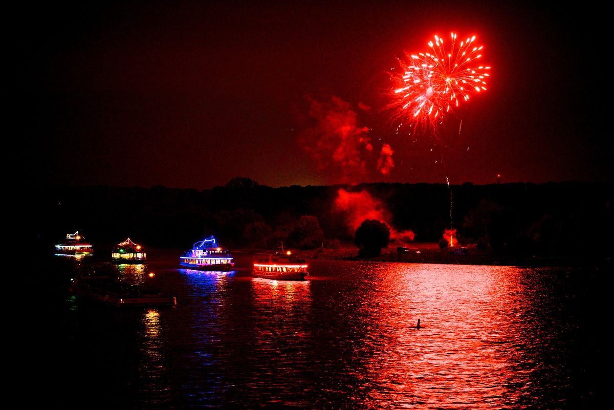 Gro\u00dfe Flottenparade mit Feuerwerk