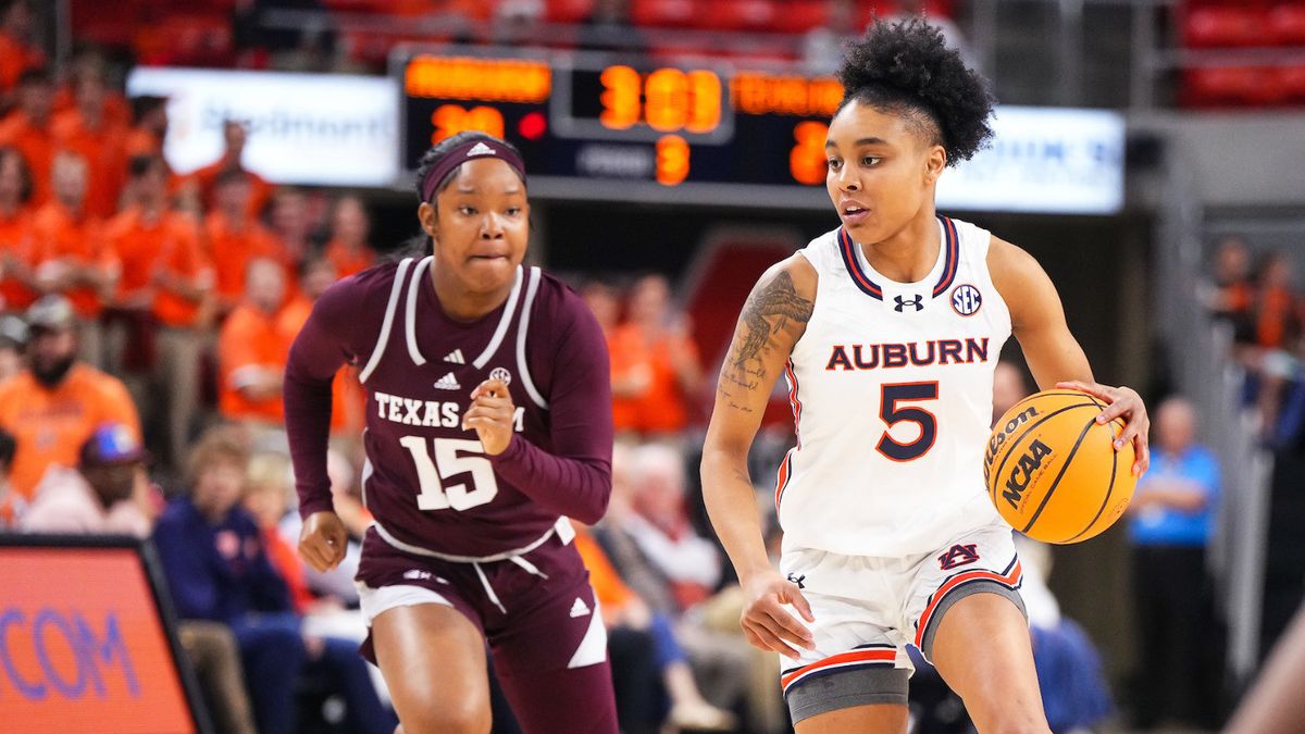 Auburn Tigers at Arkansas Razorbacks Womens Volleyball