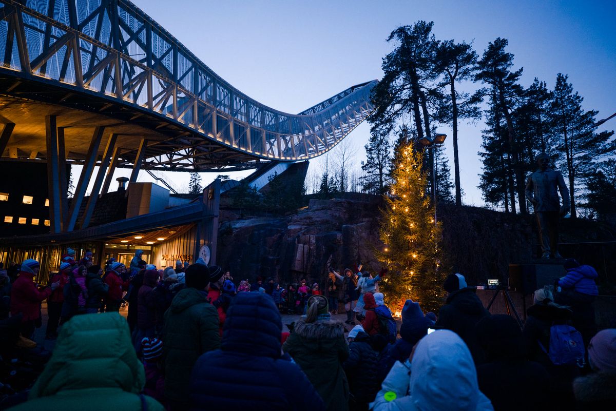 Skiltsalg og julegrantenning ved Skimuseet i Holmenkollen 