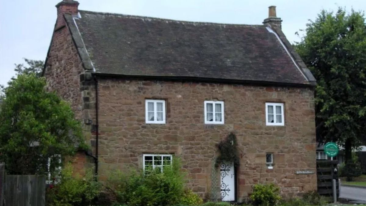 Stella Thebridge MBE "A 'des res' in Sutton Coldfield: The History of Bishop Vesey\u2019s Stone Houses