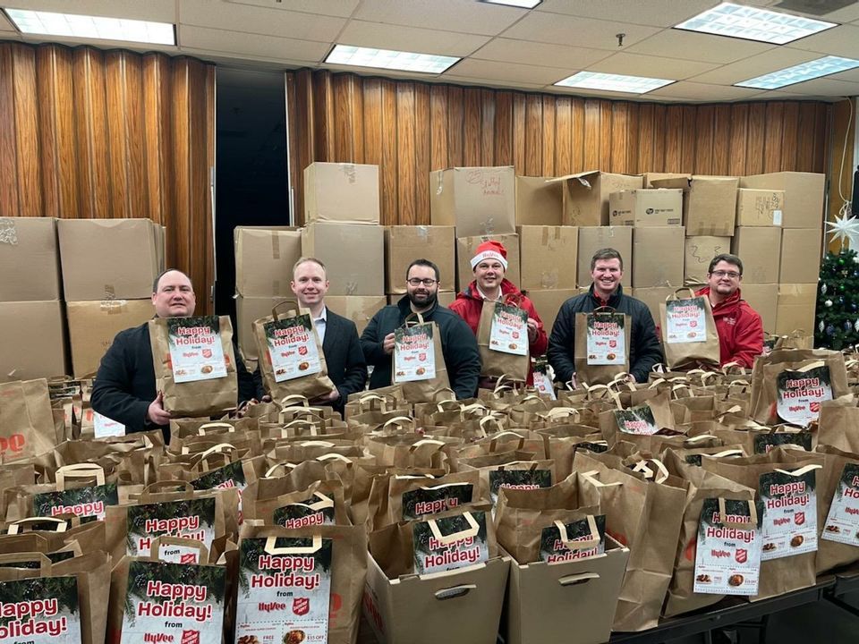 Thanksgiving Grocery Bag Give Away, Courtesy of the Rochester HyVee