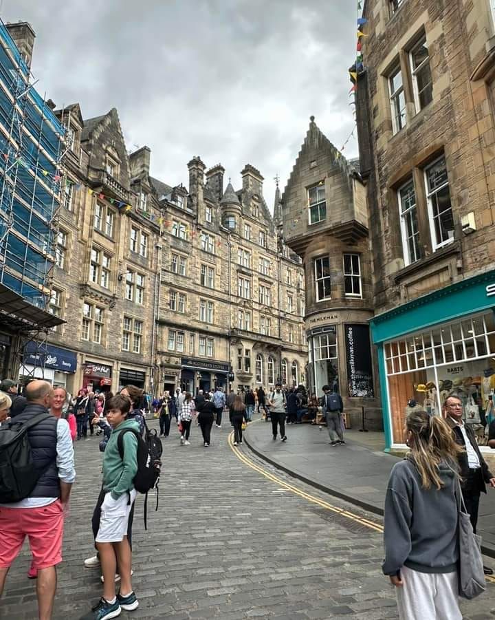 GLORYTIME ON THE STREETS OF EDINBURGH 