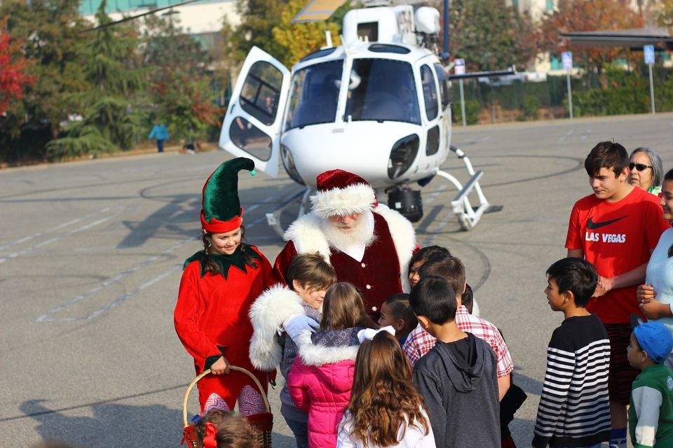 Santa Arrives to River Park!