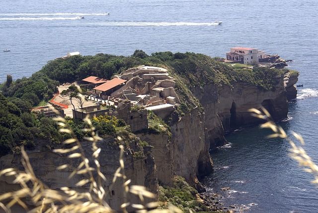 BORGO DEL CASALE E PARCO ARCHEOLOGICO DEL PAUSILYPON