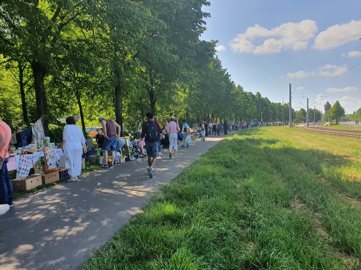 Tr\u00f6delmarkt entlang der Heiterblickallee