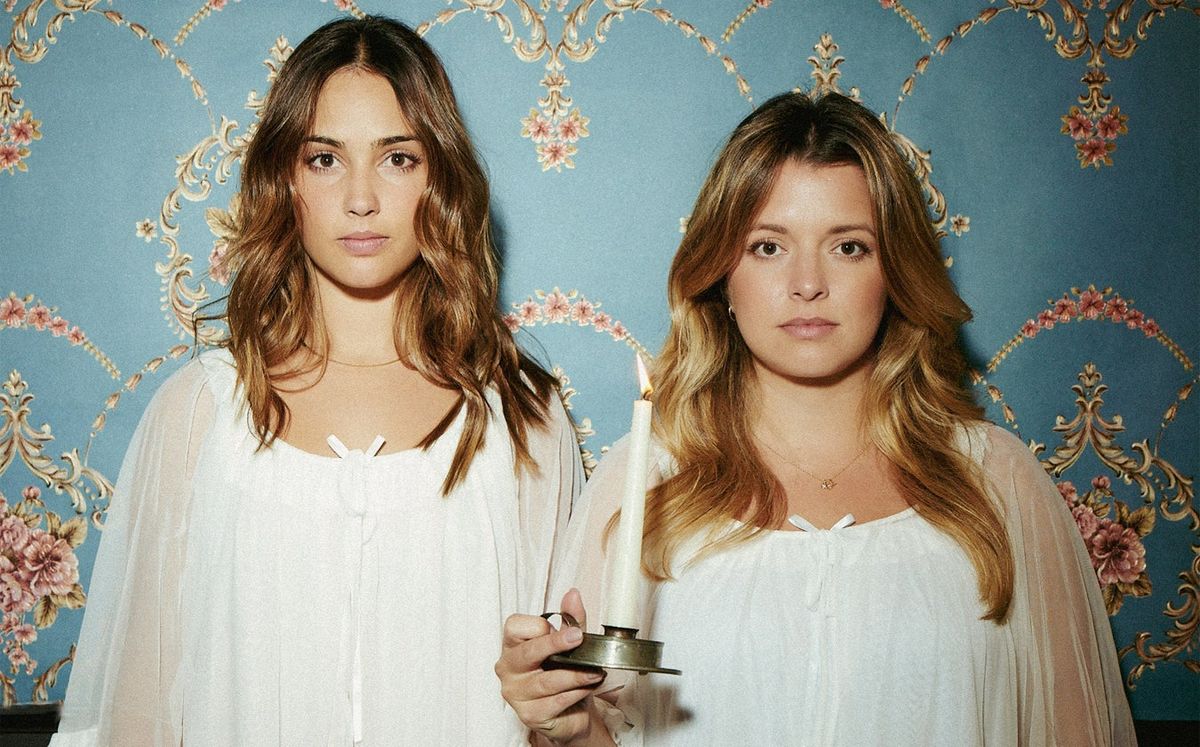 Two Girls One Ghost Podcast - Live