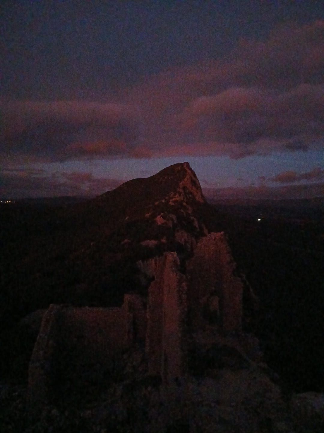 Le Pic Saint Loup au lev\u00e9 du soleil 