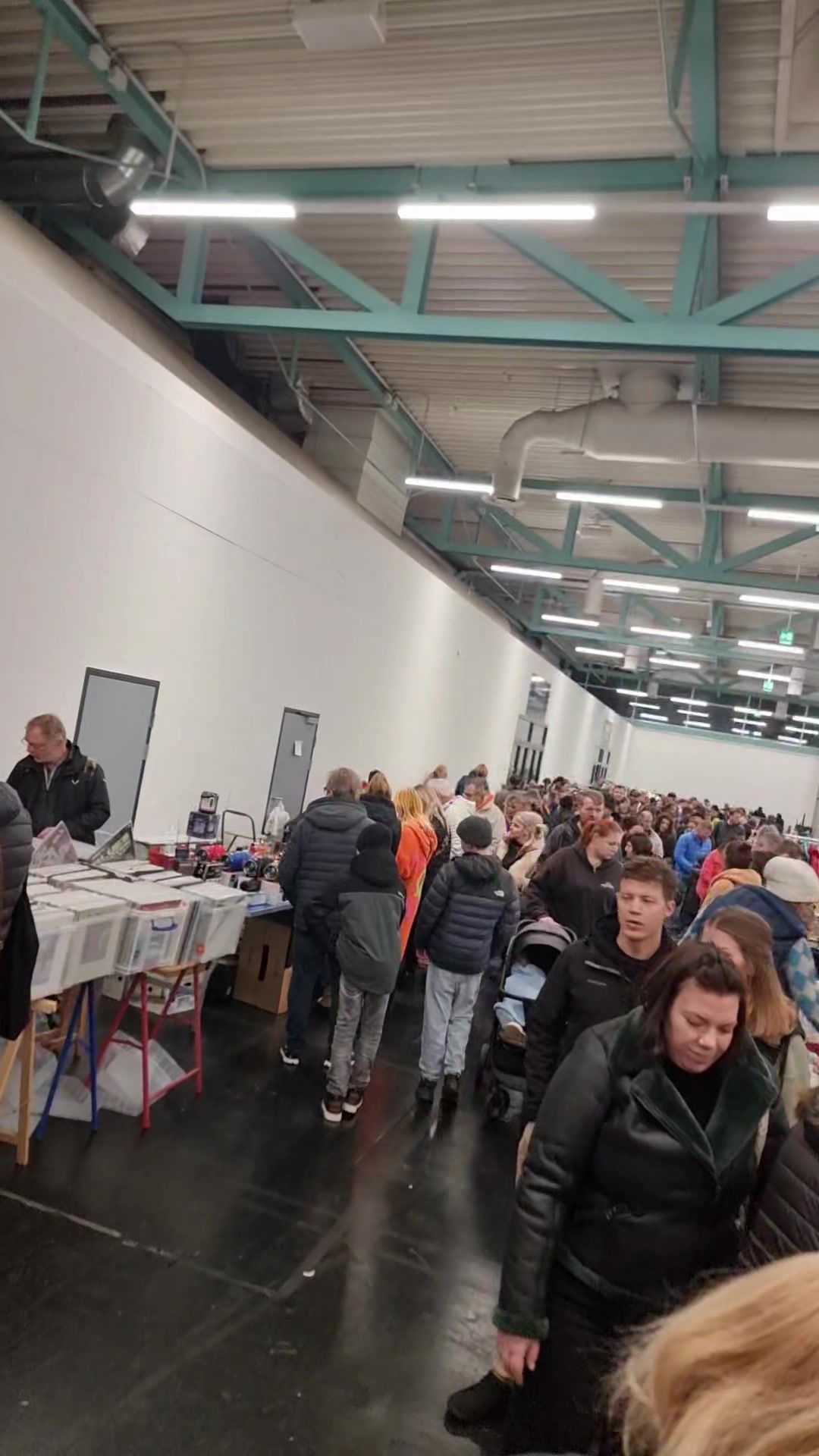 NACHTFLOHMARKT IN MESSEHALLE 4 IN A-SALZBURG