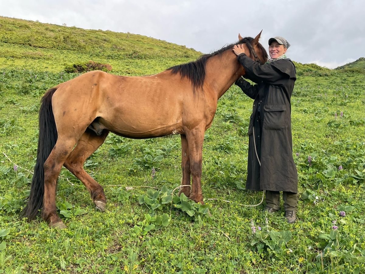 ONLINE: Na koni Kyrgyzst\u00e1nem (p\u0159edn\u00e1\u0161\u00ed Lucie Von\u00e1skov\u00e1 a Richard Lev)