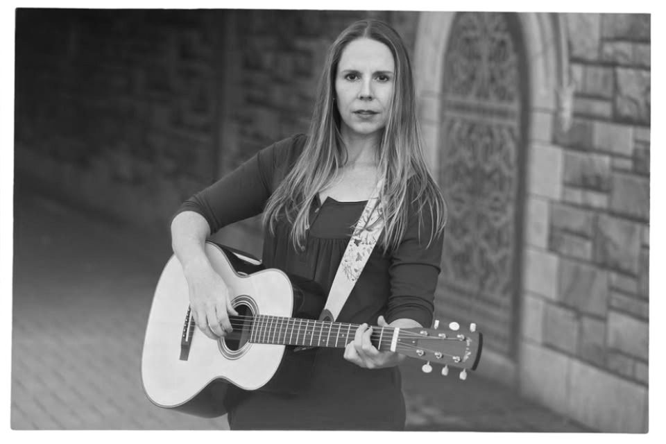 Live Music at the Cocktail Bar With Shannon Reynolds