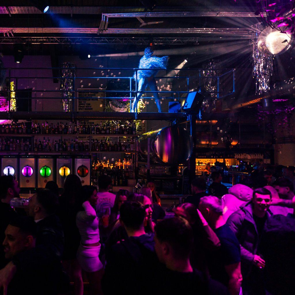 SPREAD. Friday in Club Leno.