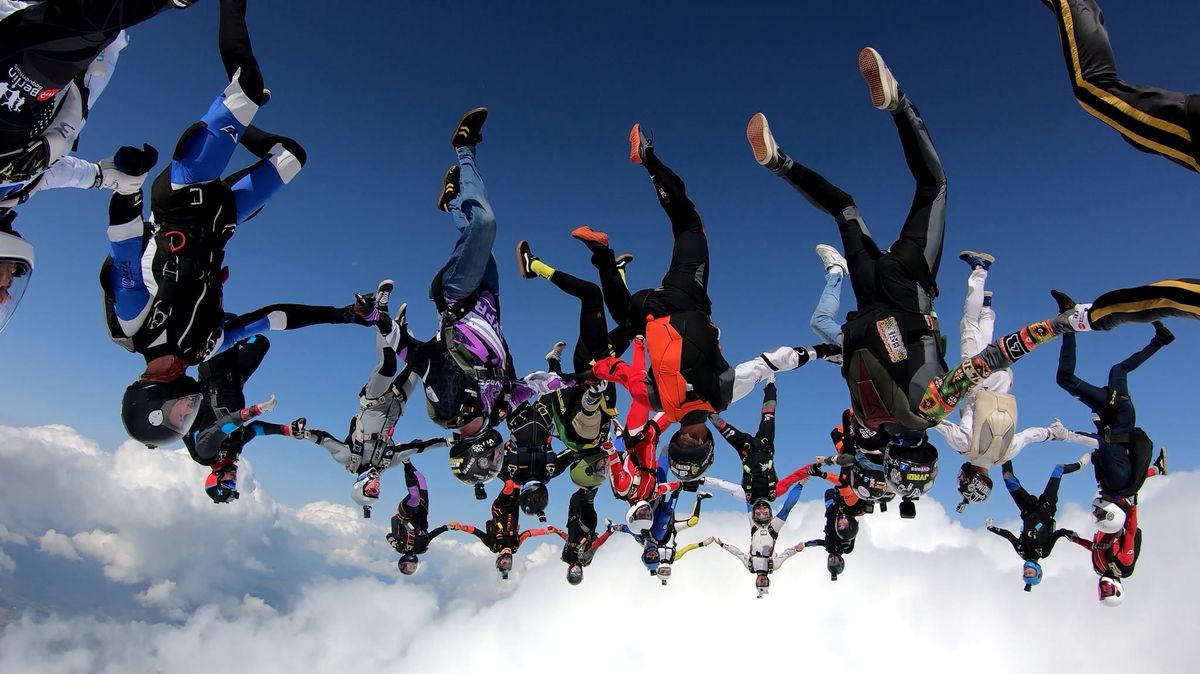 Headdown SEQUENTIAL BIGWAY Formation at Skydive Soest (15 Way 3 Points)