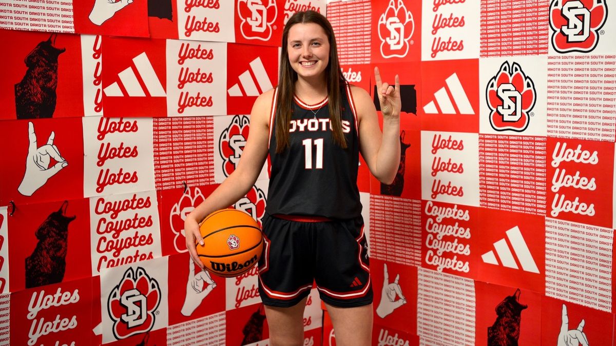 Parking South Dakota Coyotes at Pepperdine Waves Womens Basketball