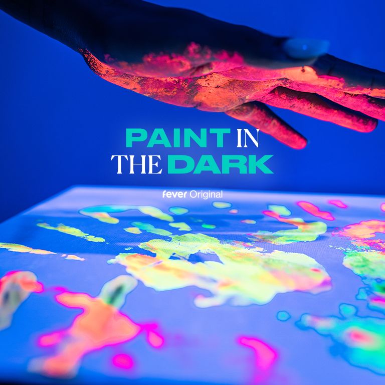 Paint in the Dark: taller de pintura en la oscuridad en el Estadio Mestalla