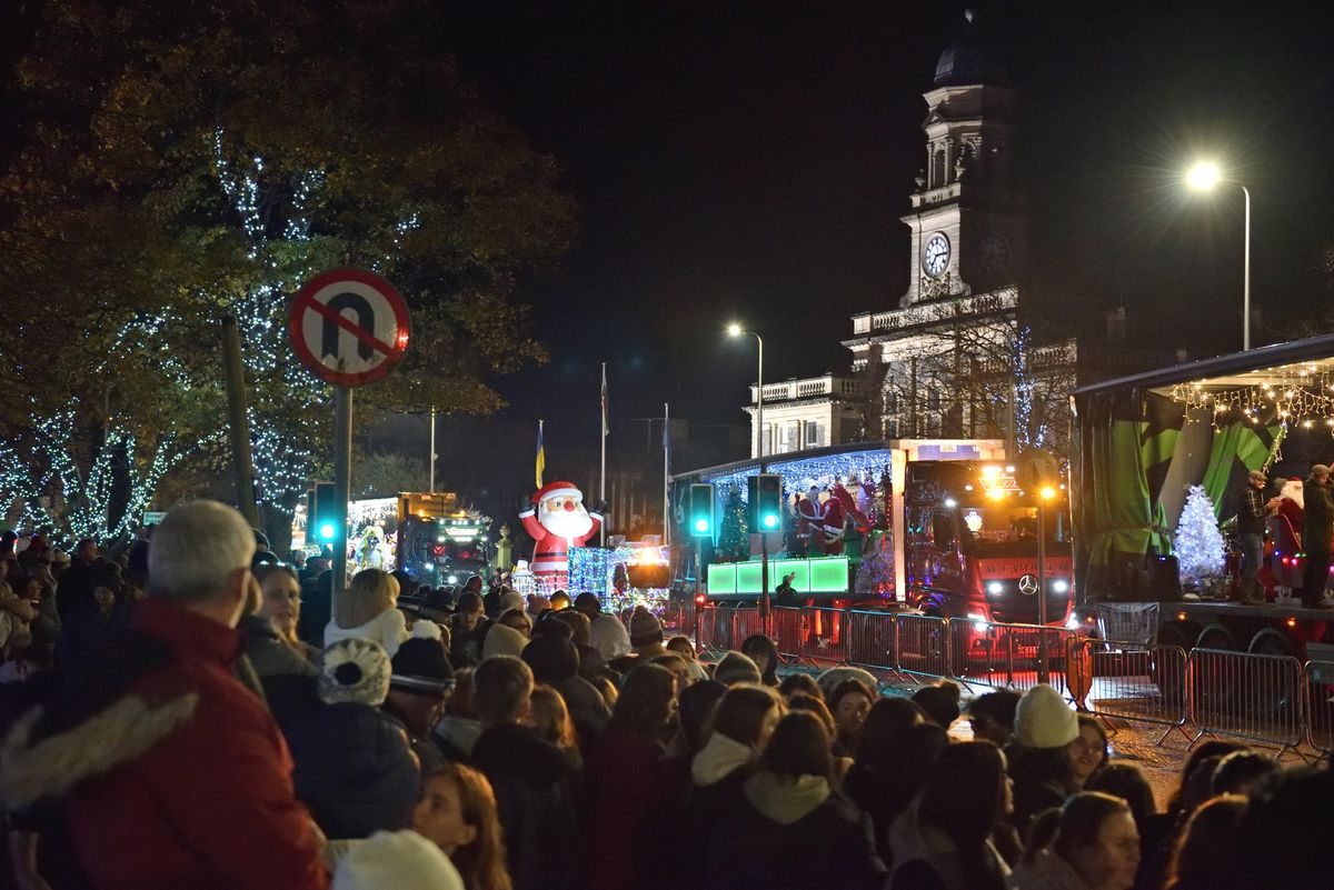 Carnifal Nadolig Llanelli \/ Llanelli Christmas Carnival