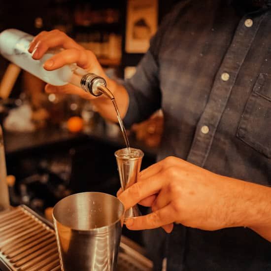 Cocktails au champagne dans un bar cach\u00e9 speakeasy : l\u2019atelier exclusif \u00e0 ne pas manquer !