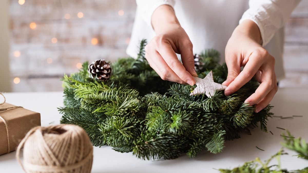 CLASS: Decorating Holiday Wreaths