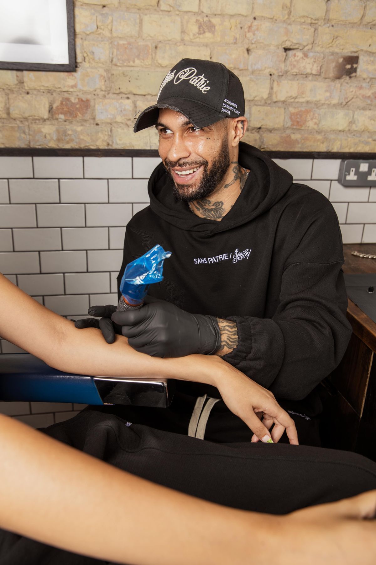  SAILOR JERRY &amp; CELEBRITY TATTOO ARTIST, DELPHIN MUSQUET OFFERS FREE TATTOOS, TO CELEBRATE NEW CAPSULE STREETWEAR COLLECTION: \u2018BORDERLESS\u2019