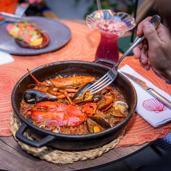 Experiencia culinaria catalana en Barcelona: men\u00fa de tapas y paella