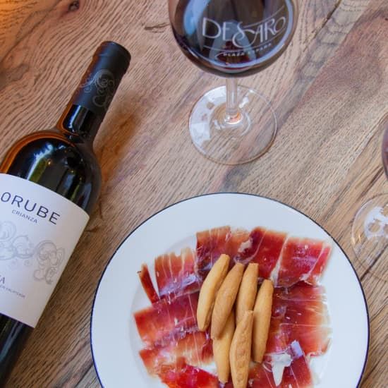 Tardeo con vistas a Plaza Espa\u00f1a con vino y jam\u00f3n para 2 en Descaro
