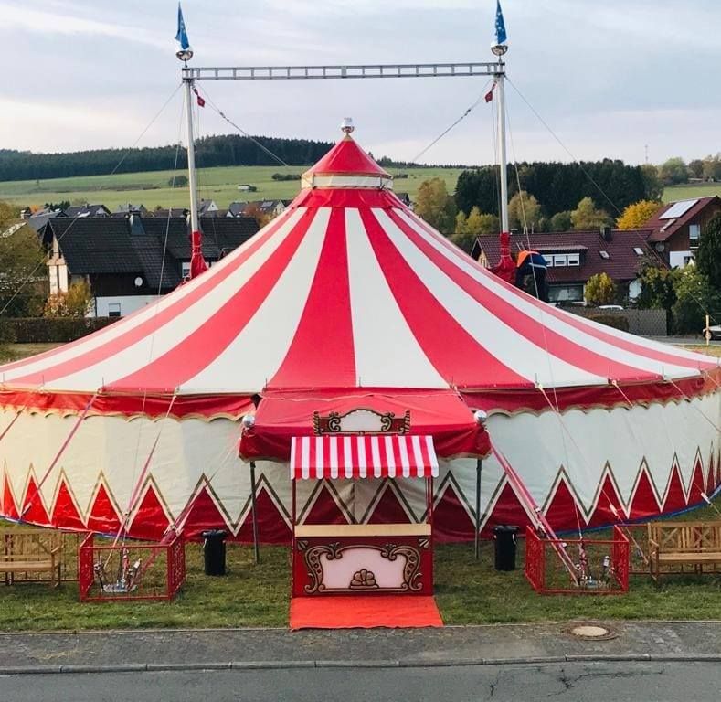 Kinderkarneval im Festzelt mit Circus Ronelli