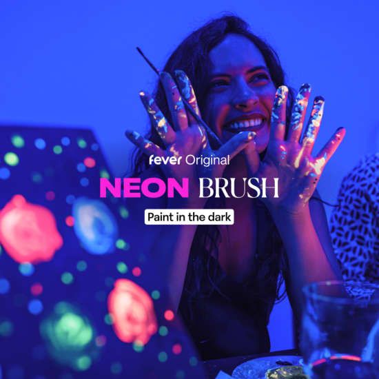 Neon Brush Milano: Laboratorio di pittura al buio al Fever Hub