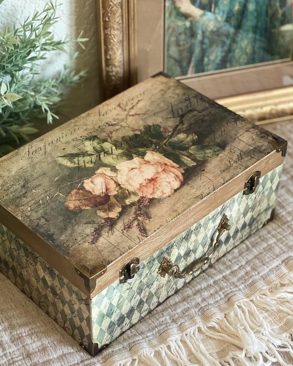 Mar 26 - Wed  - Hopes and Dreams Wood Box Upcycle - Intro in Resin Moulds and Decoupage - $45 - 