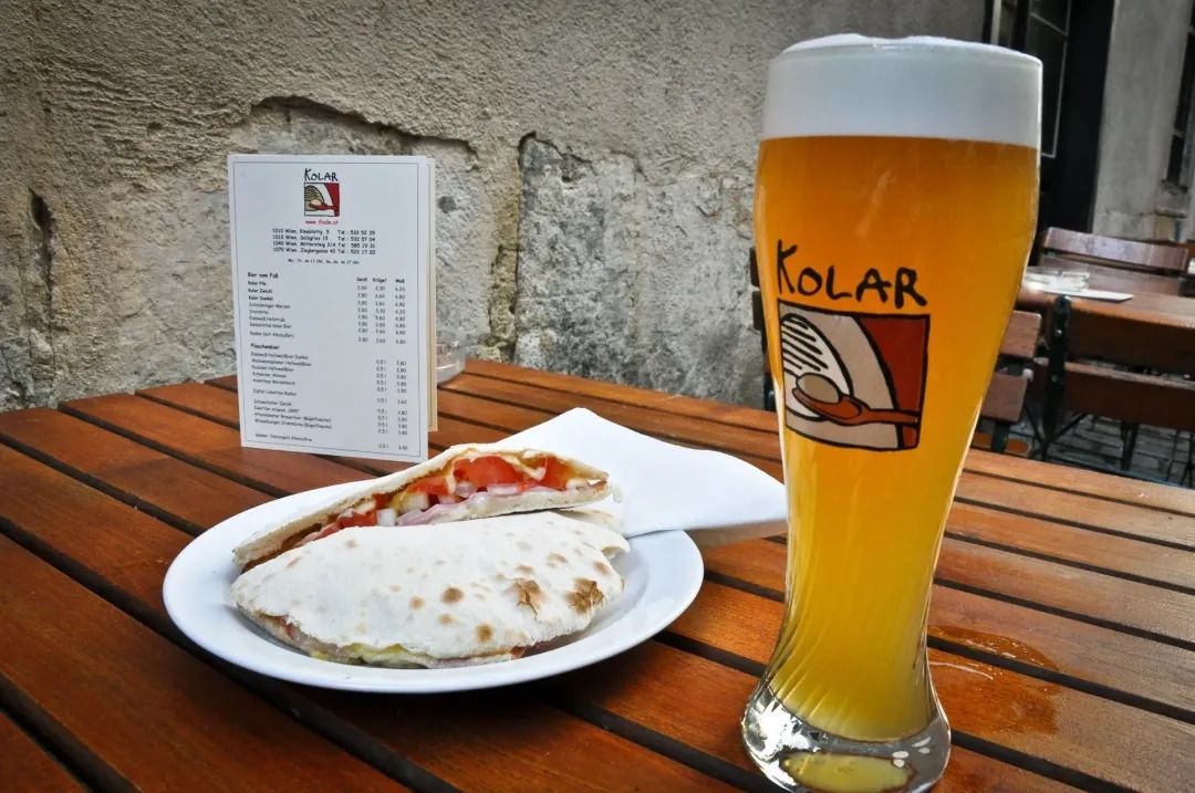 Fladenbrot essen im "Kolar", 1., Kleeblattgasse 5