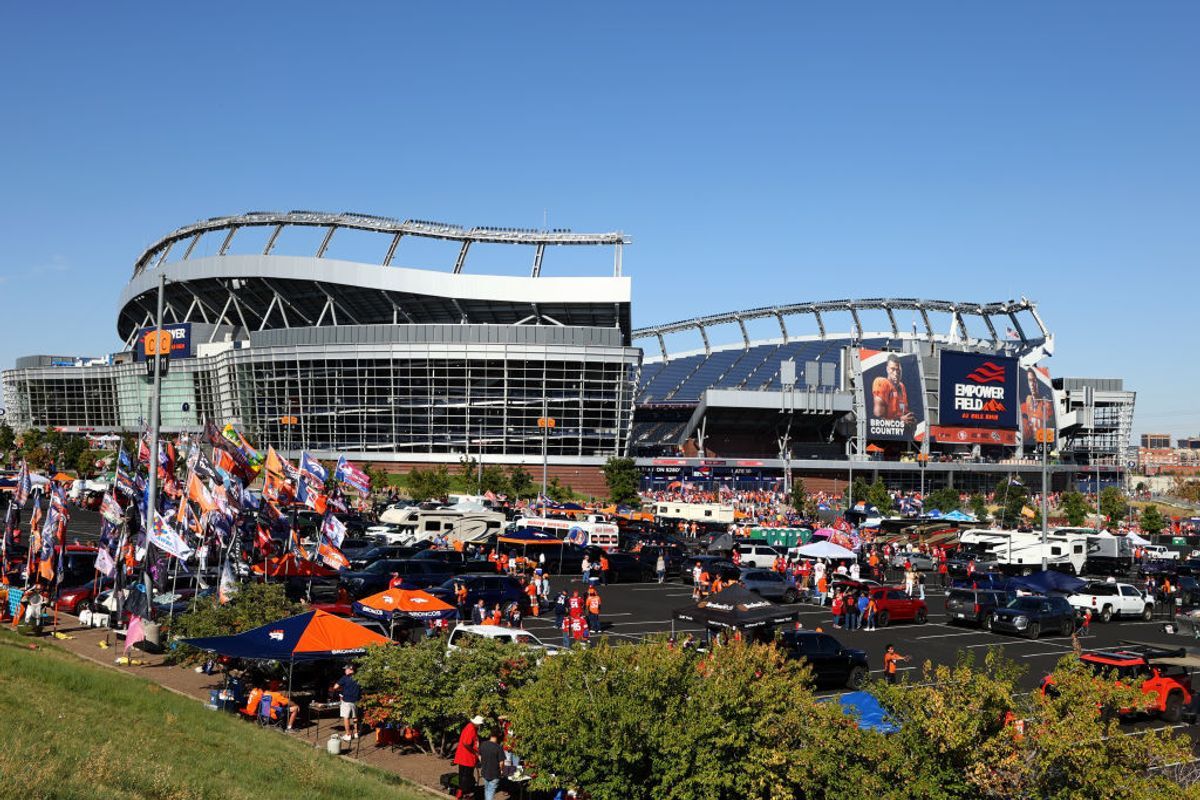 Parking Denver Broncos at Las Vegas Raiders