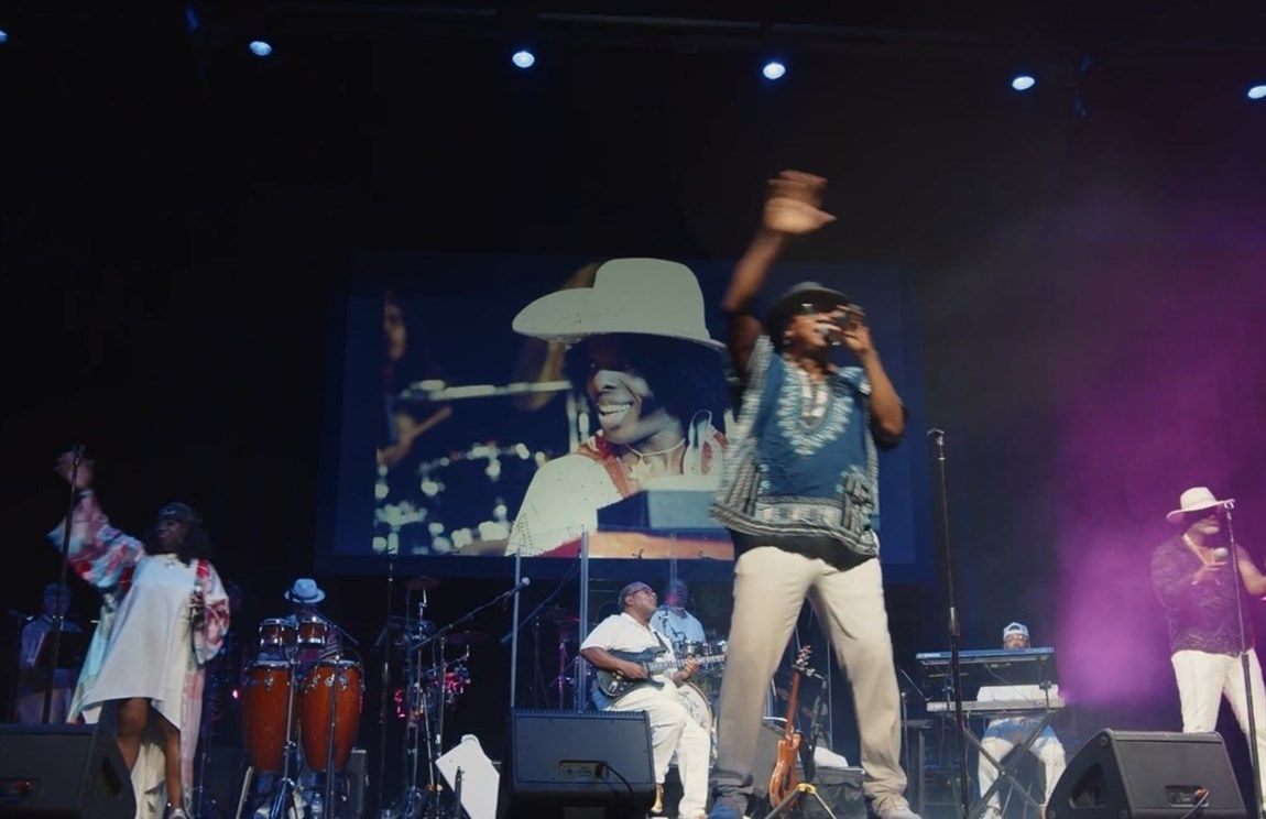 In Gratitude: A Tribute to Earth  Wind & Fire