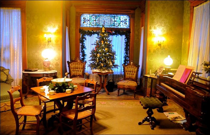 Guided Christmas At The Hubbard House Tours