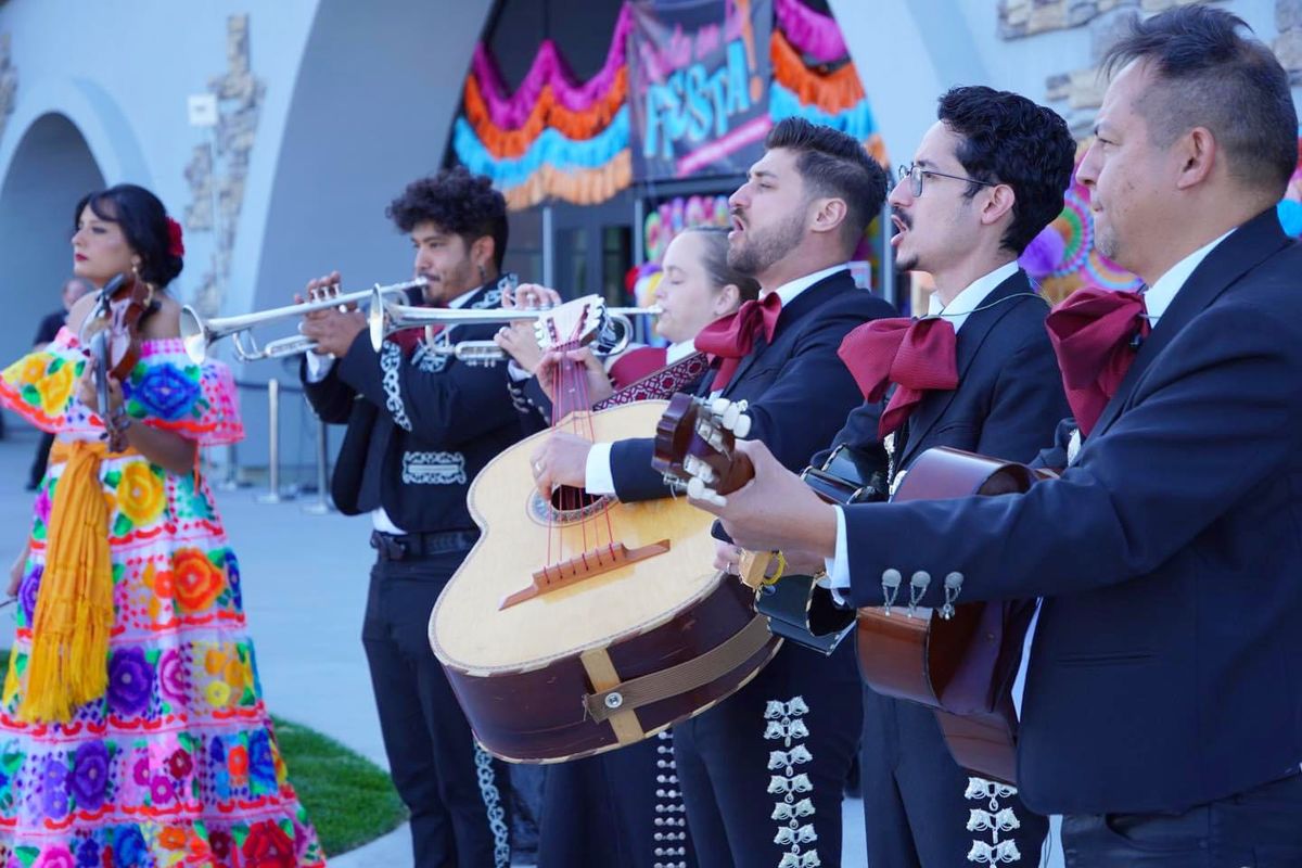 Alexis Arai con Mariachi Rey Azteca at Vespers Concerts 