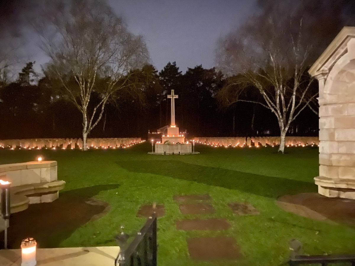 Lichtjes op Oorlogsgraven Mierlo