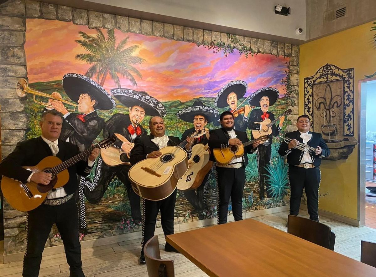 Celebrating 8 years anniversary with mariachis 