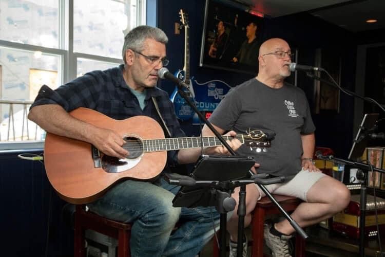 An afternoon with S\u00edoch\u00e1na Duo at Green Sleeves Pub