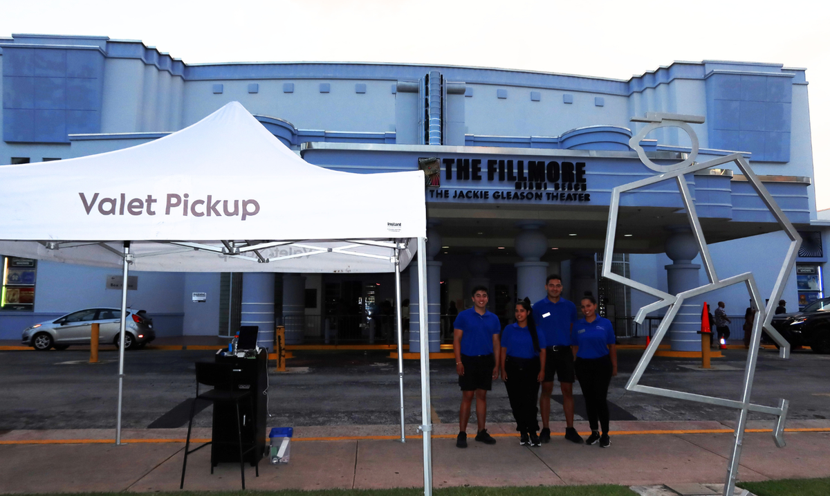 Parking Swan Lake - Miami Beach